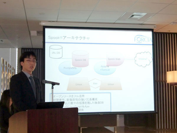 Spookのアーキテクチャおよび今回のリニューアル実装について説明する、フォルシア（株）取締役技術部長 原田均氏。