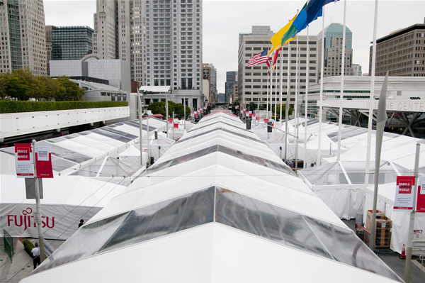 図2　Howard Streetに設置されたテント。右側の建物がMoscone South、左側がMoscone North