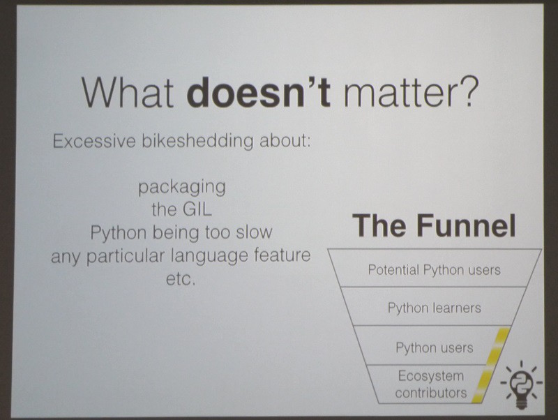 写真9 Pythonを広める上で重要ではない議論