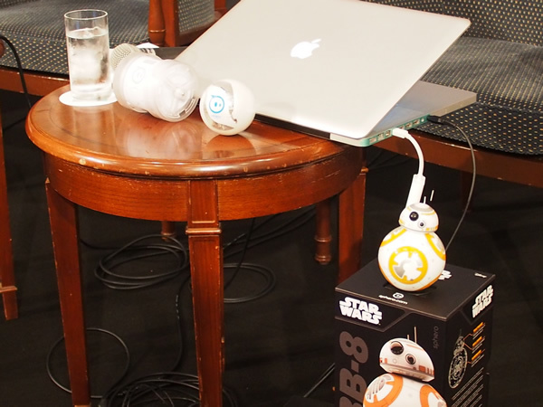 机の上の右に置かれているがOllie、机の上の左に置かれているのがSphero