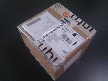 図1　Canonical Storeから届けられた箱。梱包用のテープにもUbuntuロゴがプリントされている