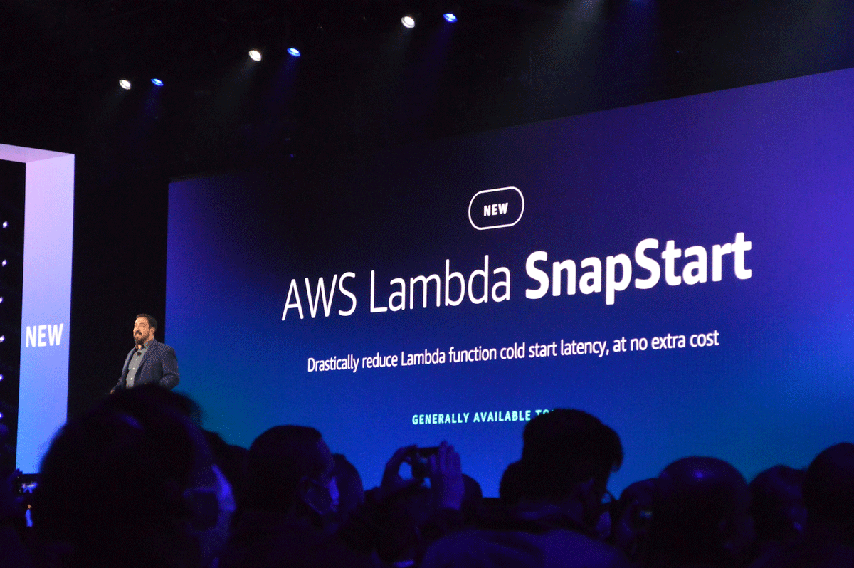 アナウンスと同時に開発者から歓声があがった、JavaランタイムにおけるAWS Lambdaのコールドスタートの待ち時間を大幅に改善する「AWS Lambda SnapStart」