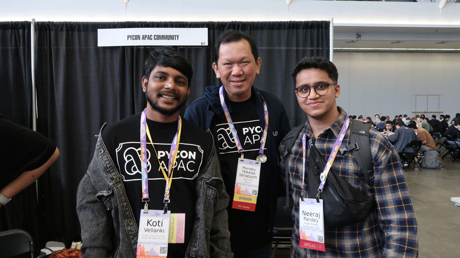 PyCon APAC Tシャツで記念撮影