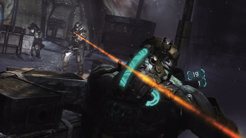 「Dead Space 3」のダイエジェティック手法。背骨のようなものがパワーゲージになっており、画面には提示がない