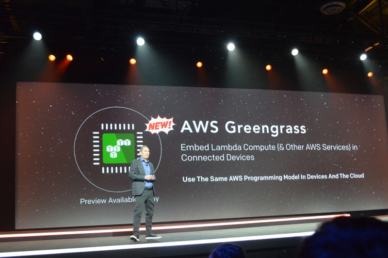 2016年に発表された「AWS Greengrass」はIoTデバイスにLambdaをデプロイし、オフラインでもファンクションを実行できるサービスで、現在のエッジAI + IoTの源流となったプロダクトでもある