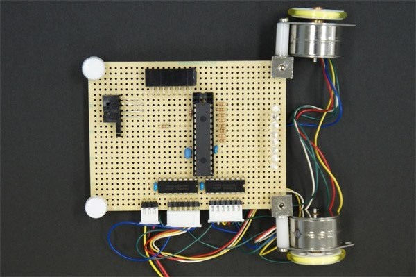 図2　今回は車輪の車輪（モーター）の位置を変え、LEDの反対側に光センサを配置しました。これがテープの位置を判別します。