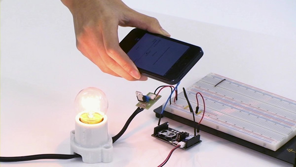 iPhoneを持った人物が近づくと作動する電球や扇風機