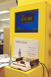 受付にあるファミコン。コントローラを操作して呼び出せる（写真：上松尚之）