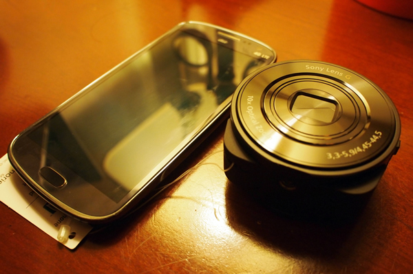 DSC-QX10の外観。左はサイズの参考のために置いたGalaxy SIII Progre。厚みは33.3mmとかなりコンパクト