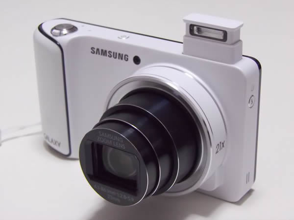 単なるニコイチではないGALAXY Camera。白いボディは清潔感があって良い