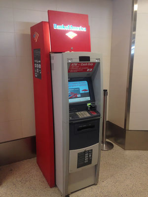 Bank of AmericaのATM（ロス空港内）