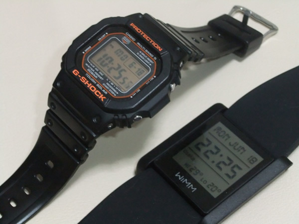 G-SHOCKと並べたところ。わかりづらい写真だが、武骨なG-SHOCKが普通に見えほど、WIMM Oneも武骨