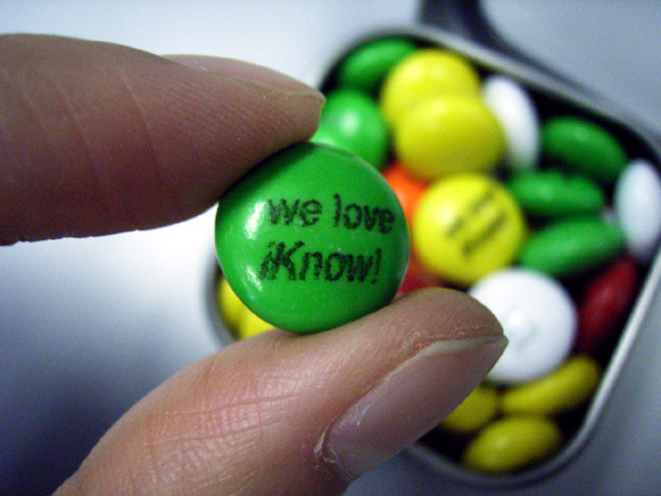 発表会出席者に配られたチョコレートには“we love iKnow!”の文字が。米国m＆m'sで行われているサービスだとか。