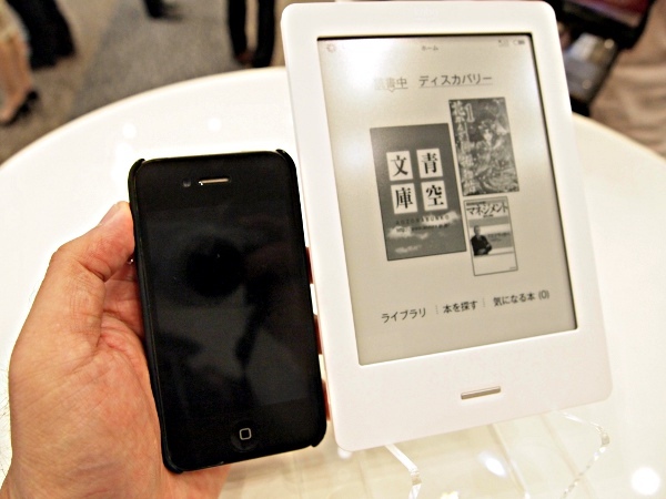 iPhone 4Sと比較したサイズ。iPhoneより二回りほど大きい114mm×165mm。ディスプレイサイズは6インチのタッチスクリーン電子ペーパー。厚さは10mm、重さは185g