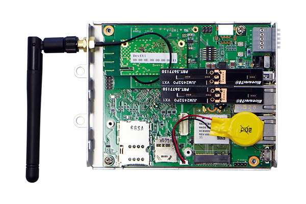 OpenBlocks IoT VX2の内部。この写真ではオプションのLoRaWANモジュール（左上アンテナと接続された基板）がセットされている