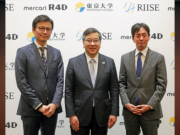 写真右から、株式会社メルカリ代表取締役CEO 山田進太郎氏、東京大学総長 五神真氏、東京大学インクルーシブ工学連携研究機構長川原圭博氏