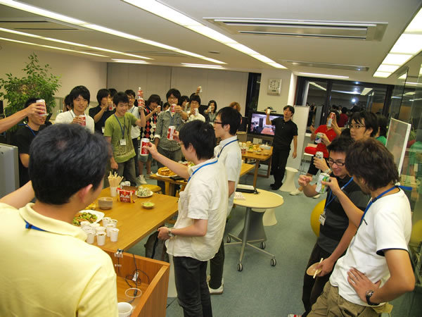 写真4　インターン参加者の歓迎会、みなさん集合です。乾杯！