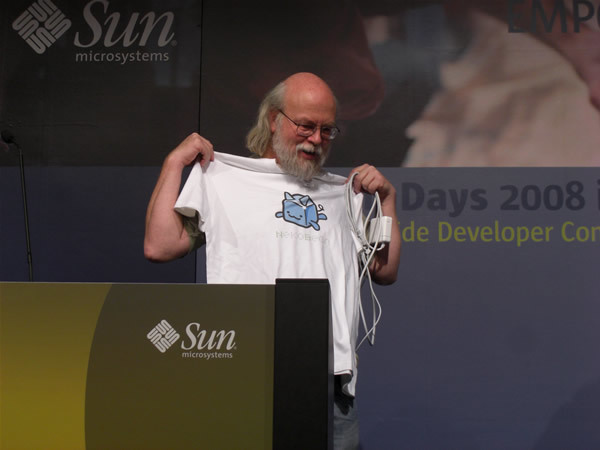 写真8　ねこび～んTシャツを受け取り喜ぶGosling氏。ちなみに増月氏からの「昨年のSun Tech Daysで、エンジニアにEmacsを使うことを止めるようにっていっていましたが、今も同じ気持ちですか？」という質問に対して「もちろん！」と答え、会場を盛り上げました。