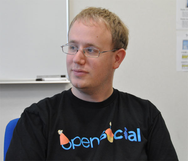 Boyd氏は先日行われたOpenSocialの1歳の誕生日を祝うイベントで配られたTシャツを着ていました。