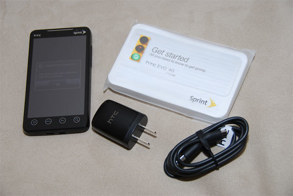 参加者全員に無料配布されたSprint HTC EVO 4Gと付属品