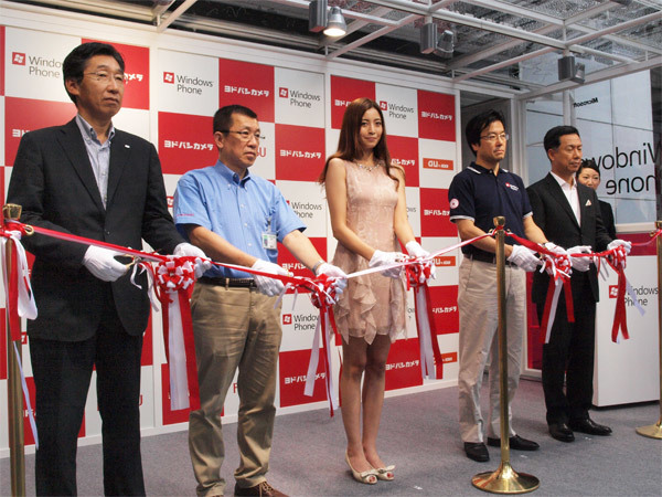 イベント後のテープカット。左から2人目はヨドバシAkiba マルチメディア 店長 松井昭二郎氏