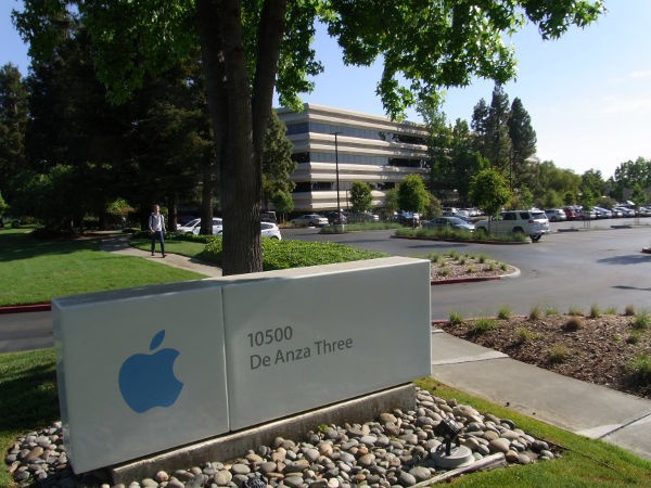 Apple社 De Anza Three キャンパス 入り口の看板と建物