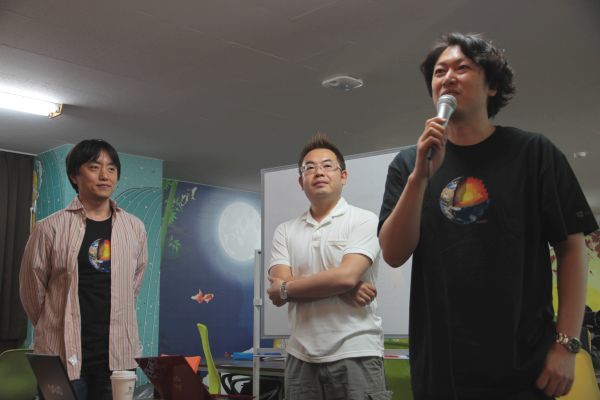 審査を行った3名。右が砂金信一郎氏、左が日本マイクロソフトデベロッパー＆プラットフォーム統括本部マーケティング部部長米野宏明氏。中央は筆者