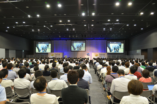 満席の基調講演会場